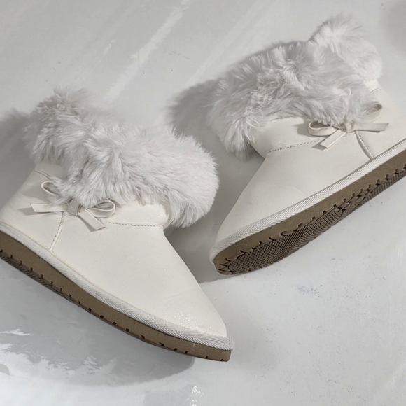 Gymboree Girls Faux Fur Fall Winter Holiday White Boots Size 13 - Picture 1 of 15